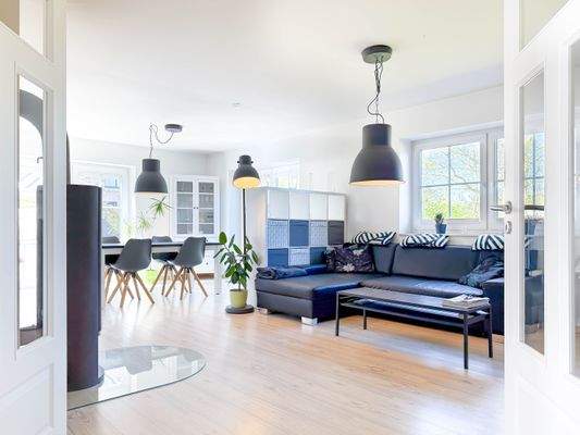 Lichtdurchfluteter Wohn-/ Essbereich mit Kamin