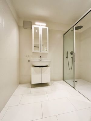 Zweites Badezimmer mit großer Walk-In-Dusche und Fußbodenheizung