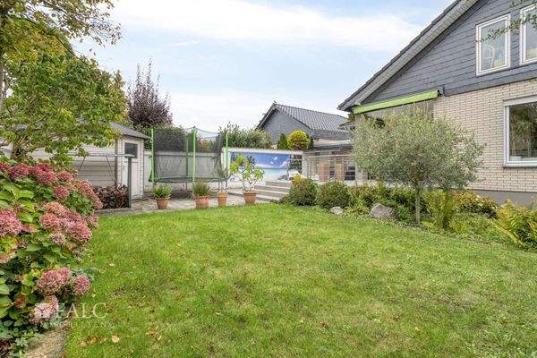 Blick auf Gartenhäuschen