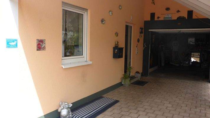 Hauseingang & Garage