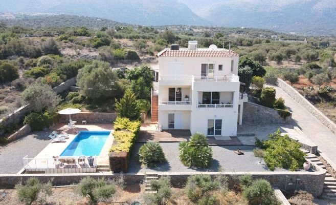 Kreta, Sisi: Geräumige Villa mit Swimmingpool, angelegtem Garten und zwei Gästewohnungen zu verkaufen