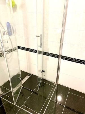neuwertige Dusche