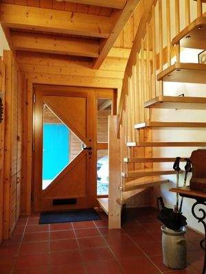 Aufgang ins Dachgeschoss mit hochwertiger Holztrep