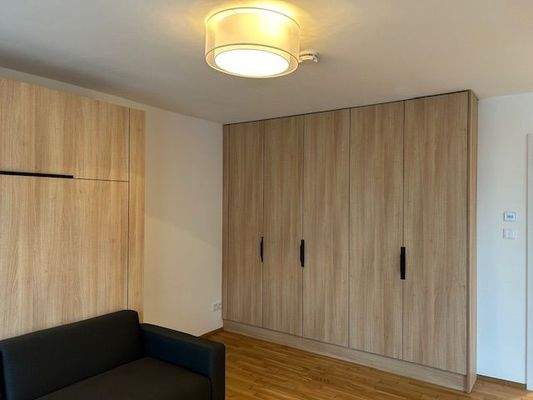 Wohnzimmer mit Schrank 