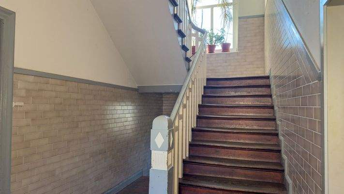 Haus links Treppenhaus