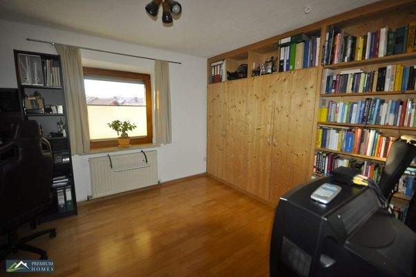 Moderne 3-Zimmer-Eigentumswohnung - Blick in das Büro mit großem Schrank