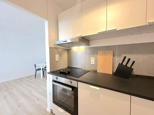 Moderne Küche mit Esstisch