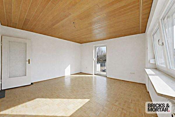 Wohnzimmer, Wände mit KI in weißer Farbe