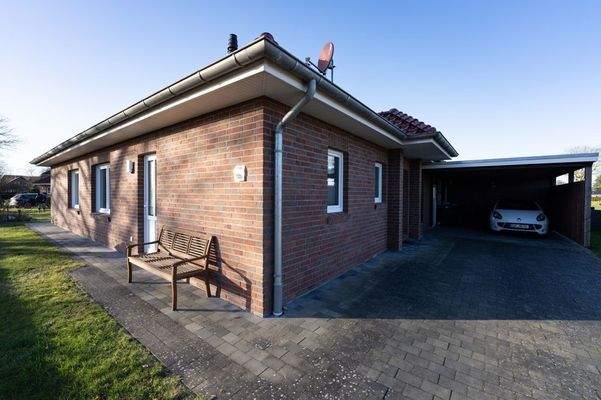 Blick vom Garten zum Haus mit Terrasse (2)