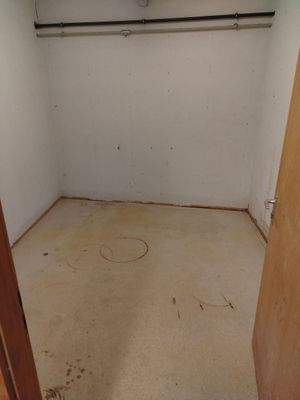 Leerer Raum mit offener Tür