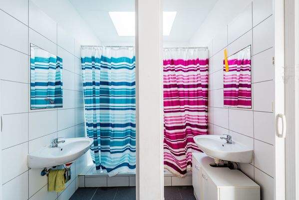 Badezimmer mit 2 Duschen/WCs