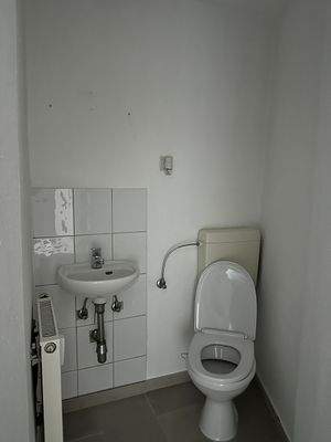 Kleines Badezimmer mit WC