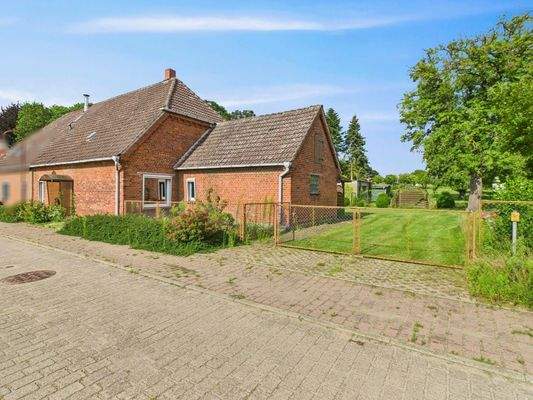 Voransicht mit Auffahrt