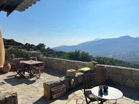 Ostkreta, Pappagiannades: Traditionelles Steinhaus mit großem Garten voller Olivenbäume zu verkaufen