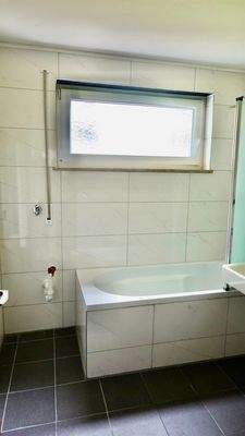 Tageslicht-Bad mit Waschmaschinenanschluss