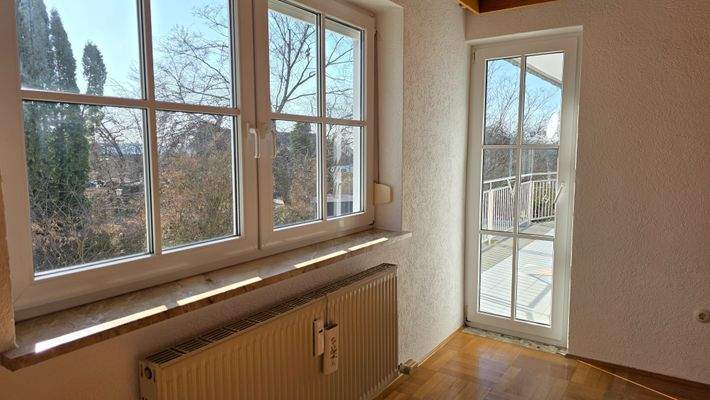 2. Whg. OG Wohnzimmer mit Zugang zum Balkon