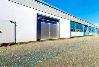 Toreinfahrt mit geschlossenem Tor