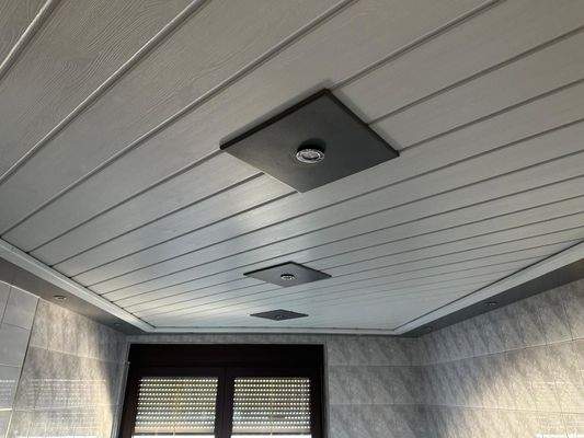 Badezimmerdecke mit Einbauspots