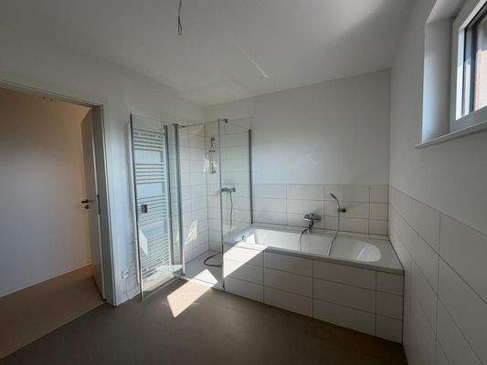 Bad mit Badewanne und Dusche