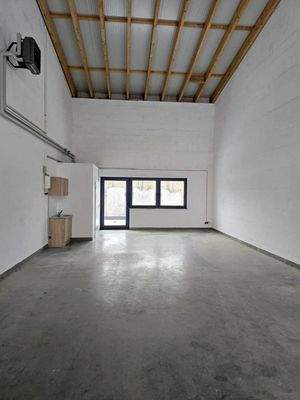 Helle Halle mit kleiner Terrasse