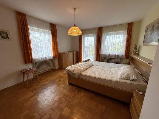 OG: Schlafzimmer mit Zugang zum Balkon