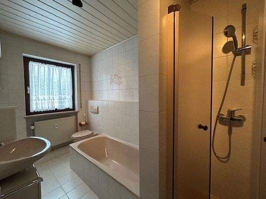 ... Badewanne und Dusche