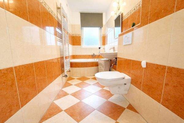 Tageslicht Bad mit Eckwanne