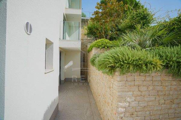 Direkt an der Terrasse: WC, Heiz-/Abstellraum & Weinkeller