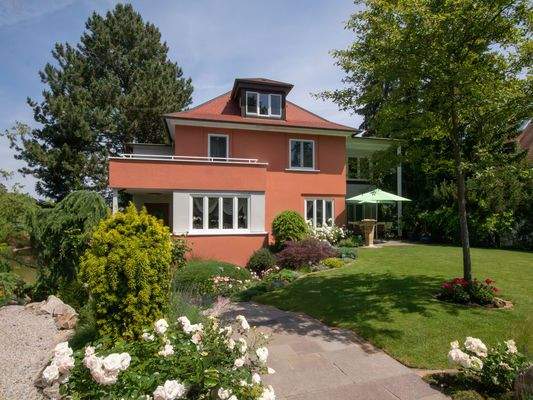 Stilvoller Empfang und Hauszugang mit schön angelegtem Vorgarten