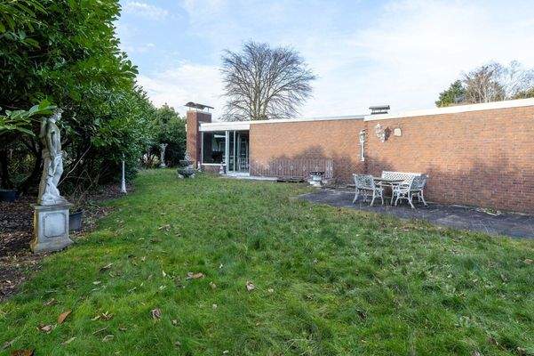 rückwärtige Ansicht  mit Terrasse