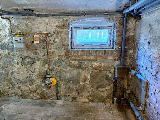Kellerraum mit Gas- und Wasseranschluss
