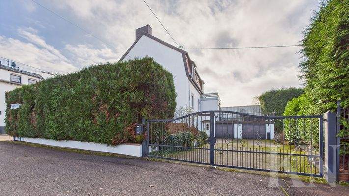 Seitenansicht / Einfahrt Garagen