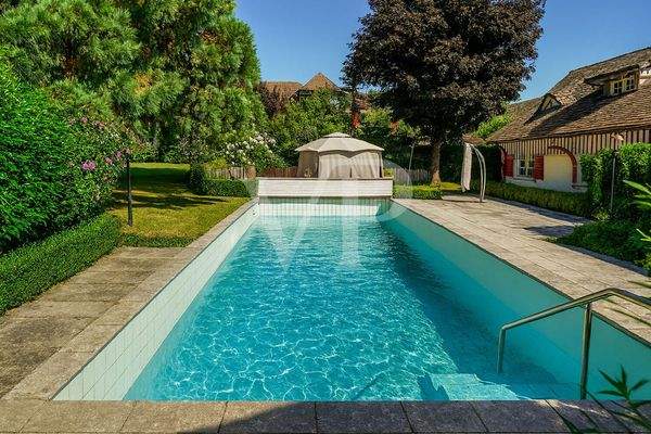 Garten mit Swimming Pool