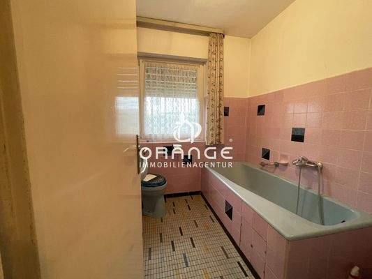 Das Wannenbad mit Fenster im EG