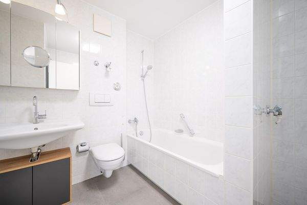 Bad mit Wanne, Waschbecken und WC