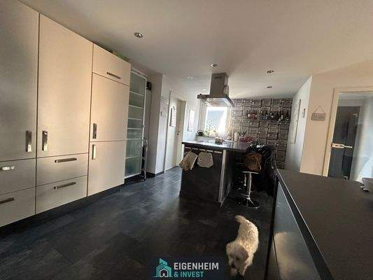 offene Küche und Blick in den Wohnbereich