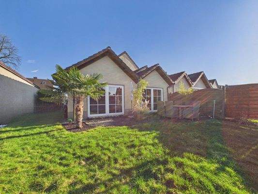 Blick auf die charmanten Satteldachanbauten