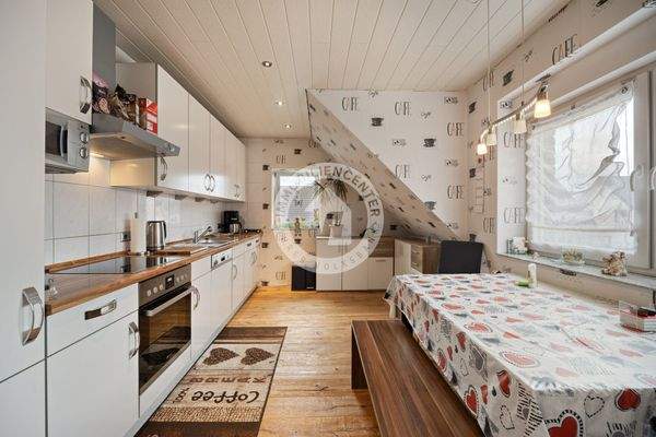 Der Blick in die Küche im Dachgeschoss