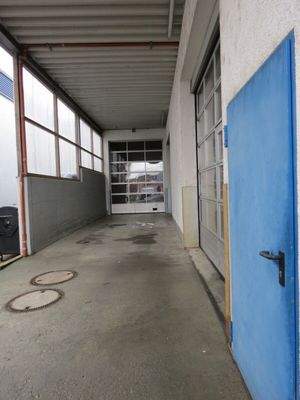 Zufahrt zu den Toren mit separatem Türausgang aus den Hallen