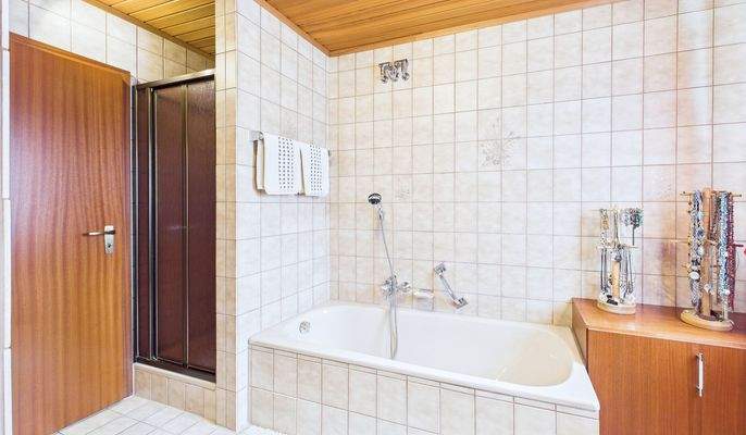 Vollbad Obergeschoss mit Dusche und Badewanne