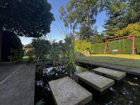 Garten mit Teich und Schaukel