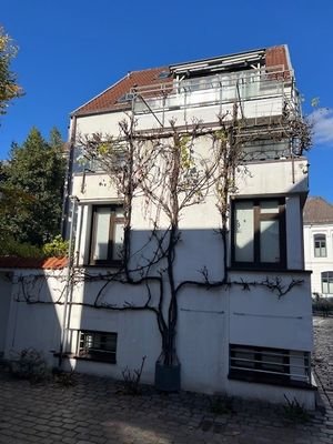 Rückansicht mit Innenhof und Dachterrasse