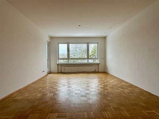 Wohnzimmer mit Zugang zum Balkon