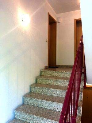 Treppenhaus mit Wohnungstür