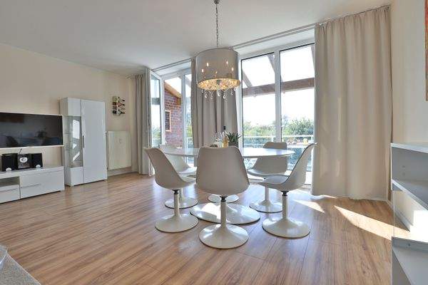 Wohn-/ Esszimmer mit Zugang zum sonnigen Balkon