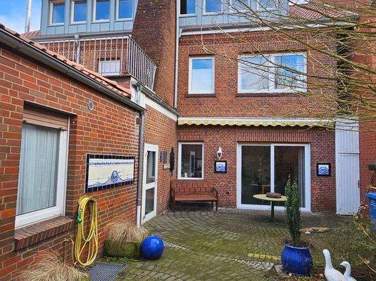 Rückansicht Terrasse mit Seiteneingang