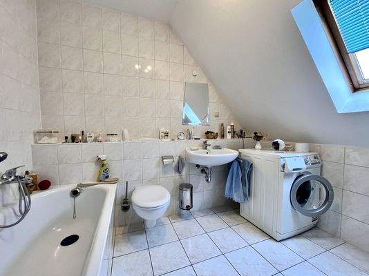 2026-3369-großes Badezimmer mit Fenster