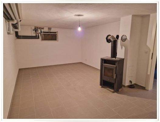 Hobbyraum mit Kamin für Ofen