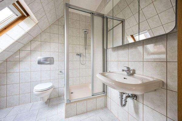 Badezimmer - Wohnung OG links