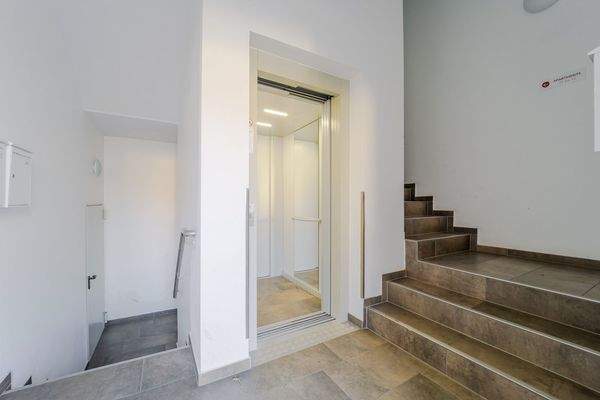 Treppenhaus mit Aufzug